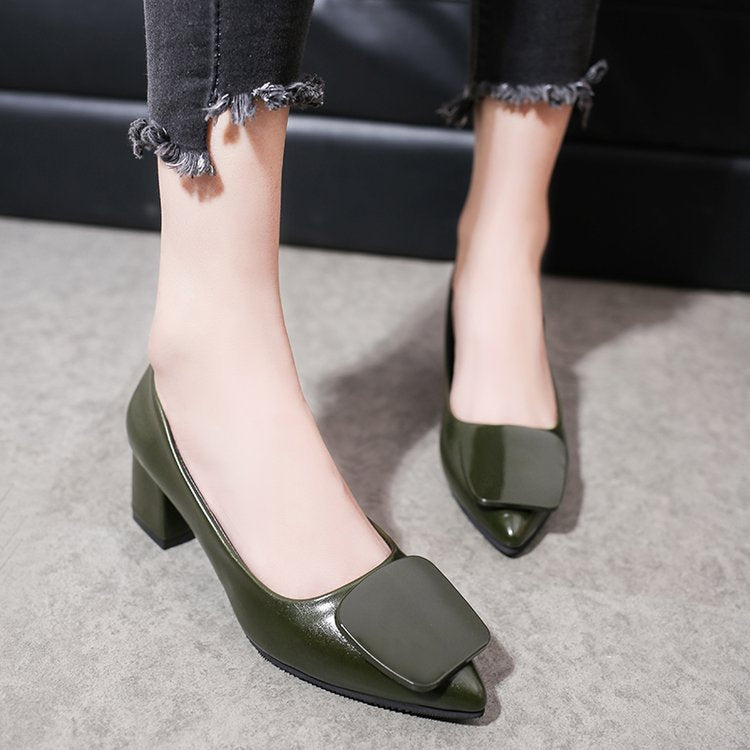 Women's mid-heel shoe with buckle